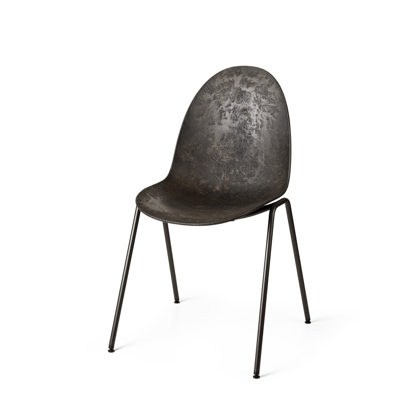 A dark Matek eternity chair made with recycled material, by Mater.