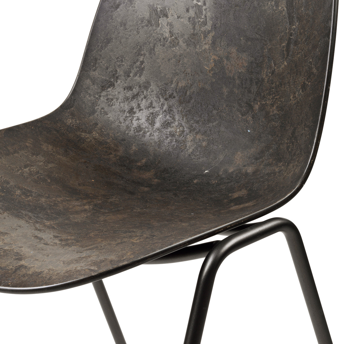 A closer detail look of the dark Matek eternity chair made with recycled material, by Mater.