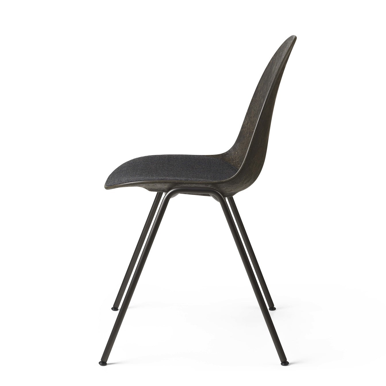 A dark Matek eternity chair made with recycled material by Mater, side view.