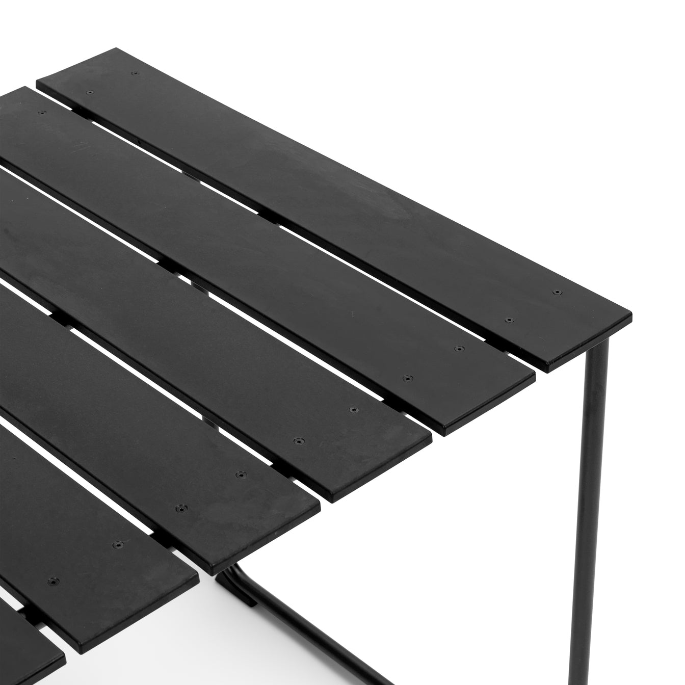 A Square Ocean Table made with recycled plastic by Mater, in black, detailed view.