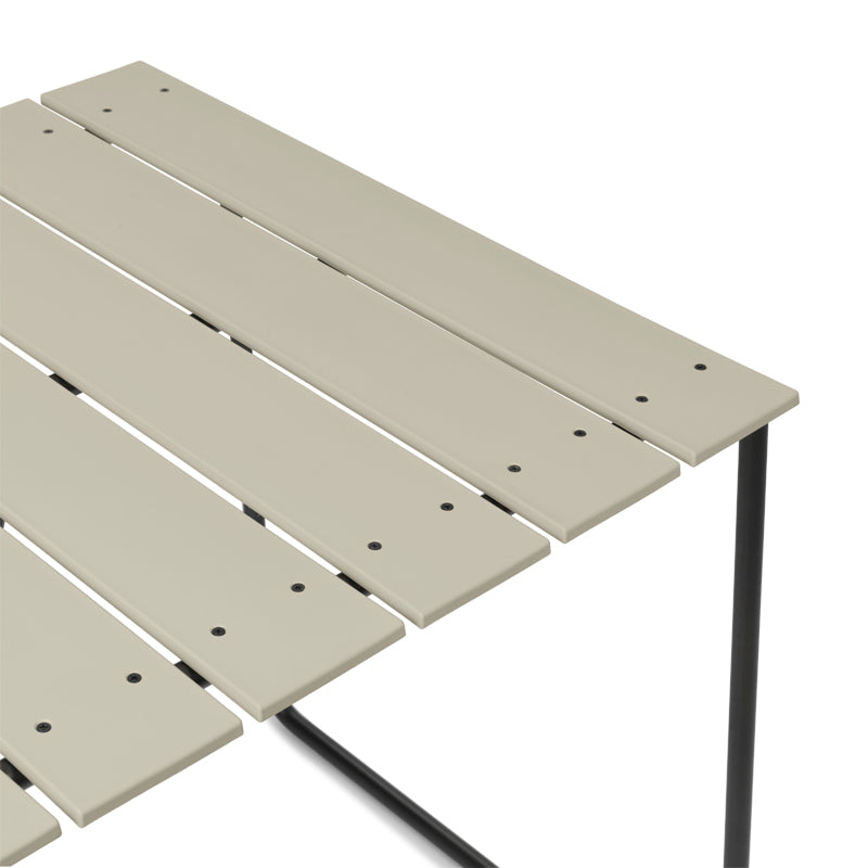 A rectangular Ocean Table made with recycled plastic fishing nets by Mater, in sand color, detailed view.