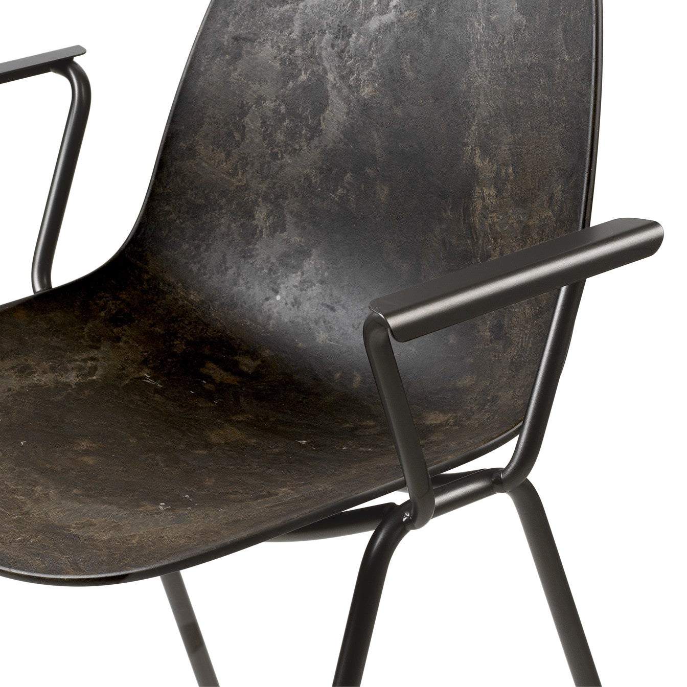 A dark Matek eternity armchair made with recycled material, by Mater, closer look.